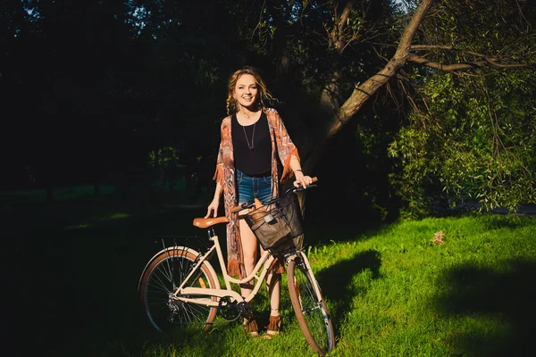 Mulher loira bonita com bicicleta — Fotografia de Stock