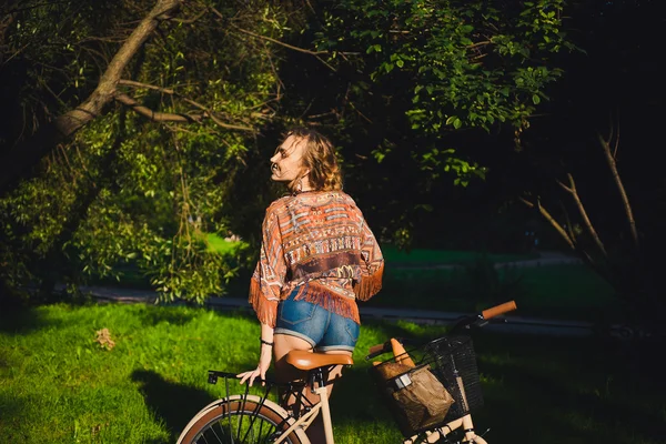 Mulher loira bonita com bicicleta — Fotografia de Stock