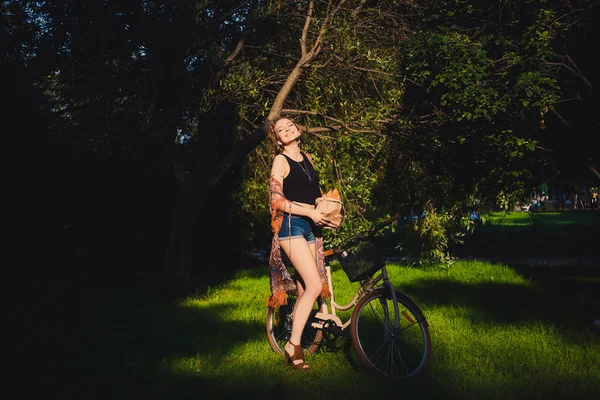 Mulher loira bonita com bicicleta — Fotografia de Stock