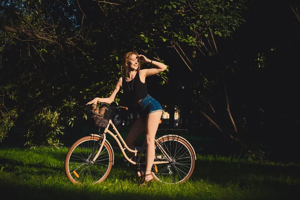 Gyönyörű szőke nő kerékpár — Stock Fotó