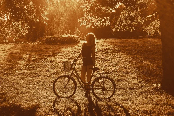 सायकलसह तरुण स्त्री — स्टॉक फोटो, इमेज