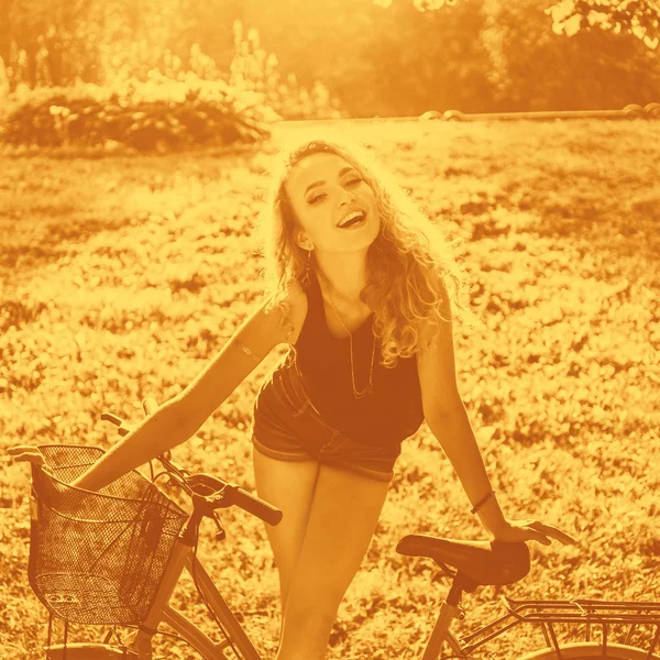 Jovem com bicicleta — Fotografia de Stock