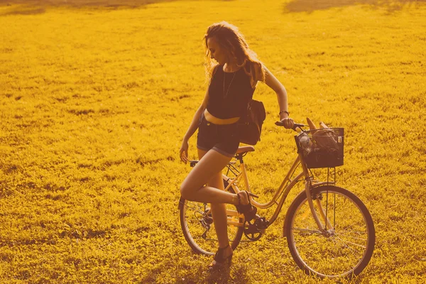 Jovem com bicicleta — Fotografia de Stock