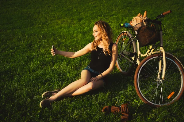 Jovem bela mulher fazendo selfie ao ar livre — Fotografia de Stock