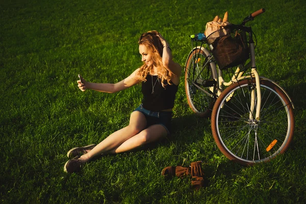 Jovem bela mulher fazendo selfie ao ar livre — Fotografia de Stock