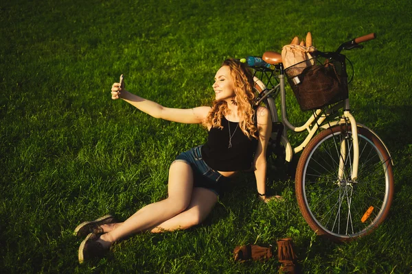 Młoda kobieta piękne co selfie na zewnątrz — Zdjęcie stockowe