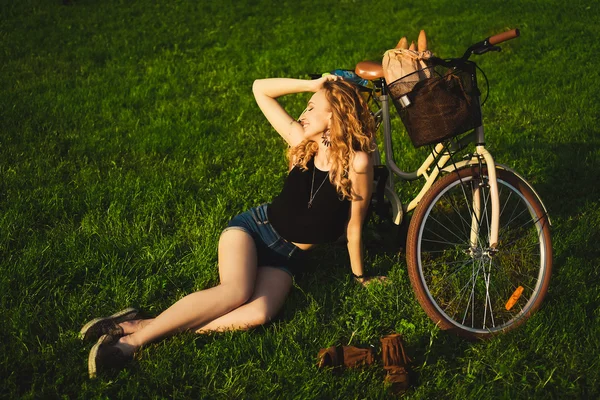 Mulher loira bonita com bicicleta — Fotografia de Stock