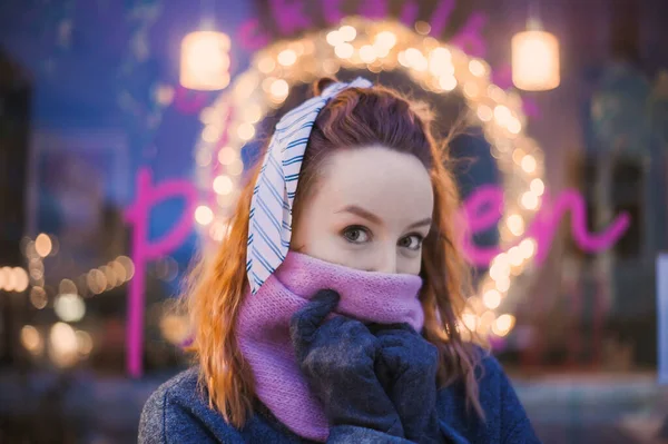 Gyönyörű Vörös Hajú Lány Telefonnal Kivilágított Városi Lámpákkal Éjszaka Karácsony — Stock Fotó
