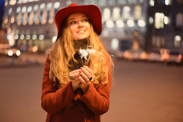Пустой Город Красивая Улыбающаяся Девушка Красной Шляпе Фоне Ночного Сияющего — стоковое фото