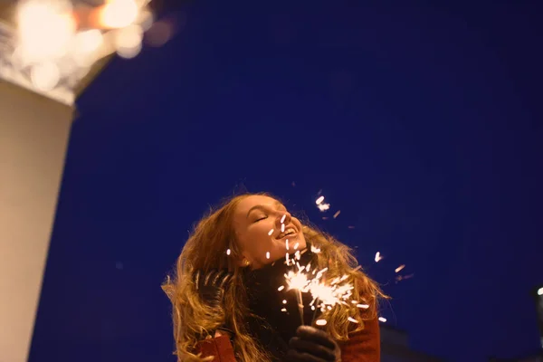 Ciudad Vacía Hermosa Chica Sonriente Sombrero Rojo Sobre Fondo Una — Foto de Stock