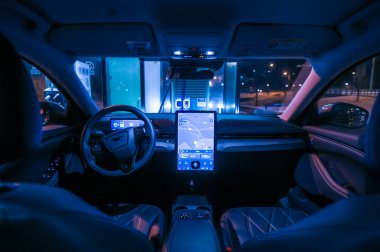 Tnsberg, Norveç - 8 Ocak 2021: Silver Ford MACH-E Mustang yeni bir SUV elektrikli otomobildir. Gece şarj istasyonunda yeni bir araba.