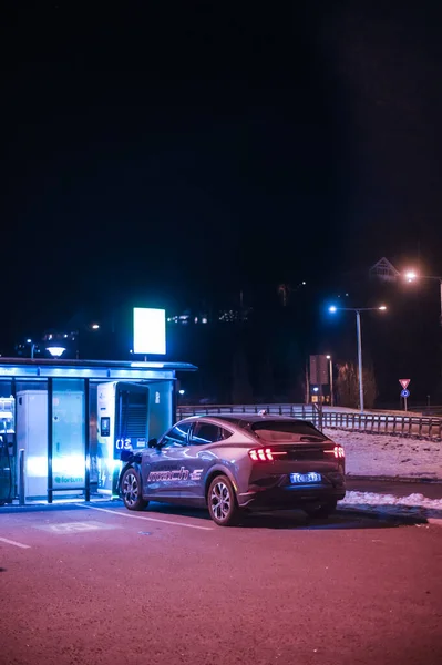 挪威Tnsberg 2021年1月8日 银色Ford Mach E野马是一款新型Suv电动汽车 夜间充电站的新车 — 图库照片