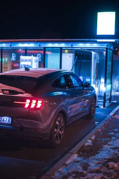 Tnsberg ノルウェー 2021年1月8日 シルバーフォードMach Eマスタングは新しいSuv電気自動車です 夜の充電ステーションの新車 — ストック写真