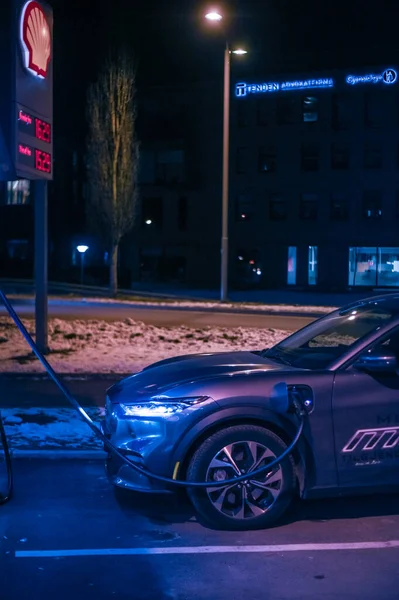 Tnsberg ノルウェー 2021年1月8日 シルバーフォードMach Eマスタングは新しいSuv電気自動車です 夜の充電ステーションの新車 — ストック写真
