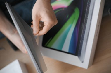 Yıldız grisi MacBook Pro M1 2020 yılı sonlarında kutuları açıyor, Noel hediyesi.