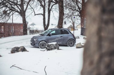 Tonsberg, Norveç - 13 Ocak 2021: gümüş Fiat 500 yeni elektrikli otomobil. Gece şarj istasyonunda yeni bir araba.