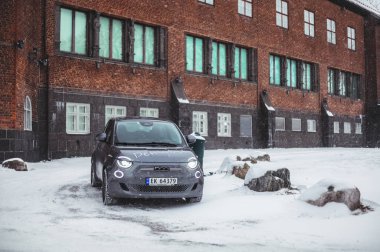 Tonsberg, Norveç - 13 Ocak 2021: gümüş Fiat 500 yeni elektrikli otomobil. Gece şarj istasyonunda yeni bir araba.