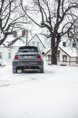 Tonsberg, Norveç - 13 Ocak 2021: gümüş Fiat 500 yeni elektrikli otomobil. Gece şarj istasyonunda yeni bir araba.