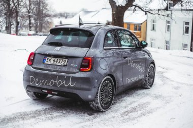 Tonsberg, Norveç - 13 Ocak 2021: gümüş Fiat 500 yeni elektrikli otomobil. Gece şarj istasyonunda yeni bir araba.