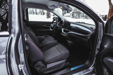 Tonsberg, Norveç - 13 Ocak 2021: gümüş Fiat 500 yeni elektrikli otomobil. Gece şarj istasyonunda yeni bir araba.