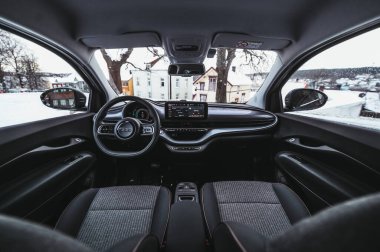 Tonsberg, Norveç - 13 Ocak 2021: gümüş Fiat 500 yeni elektrikli otomobil. Gece şarj istasyonunda yeni bir araba.