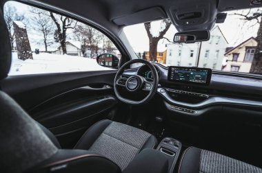 Tonsberg, Norveç - 13 Ocak 2021: gümüş Fiat 500 yeni elektrikli otomobil. Gece şarj istasyonunda yeni bir araba.