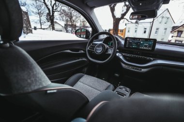 Tonsberg, Norveç - 13 Ocak 2021: gümüş Fiat 500 yeni elektrikli otomobil. Gece şarj istasyonunda yeni bir araba.