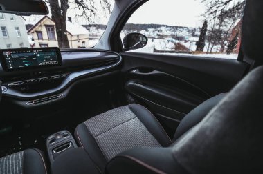 Tonsberg, Norveç - 13 Ocak 2021: gümüş Fiat 500 yeni elektrikli otomobil. Gece şarj istasyonunda yeni bir araba.
