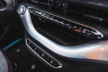 Tonsberg, Norveç - 13 Ocak 2021: gümüş Fiat 500 yeni elektrikli otomobil. Gece şarj istasyonunda yeni bir araba.