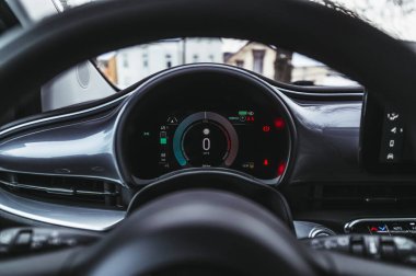 Tonsberg, Norveç - 13 Ocak 2021: gümüş Fiat 500 yeni elektrikli otomobil. Gece şarj istasyonunda yeni bir araba.