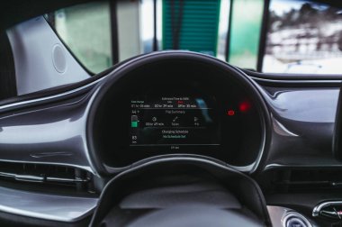 Tonsberg, Norveç - 13 Ocak 2021: gümüş Fiat 500 yeni elektrikli otomobil. Gece şarj istasyonunda yeni bir araba.