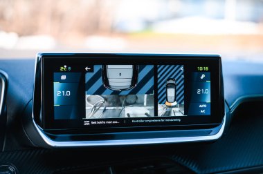 Tnsberg, Norveç - 23 Ocak 2021: inci beyazı elektrikli otomobil Peugeot e-208 GT yeni bir kompakt elektrikli otomobil. Şarj istasyonunda yeni bir araba