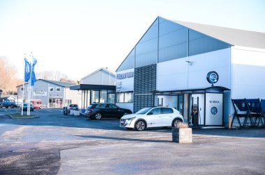 Tnsberg, Norveç - 23 Ocak 2021: inci beyazı elektrikli otomobil Peugeot e-208 GT yeni bir kompakt elektrikli otomobil. Şarj istasyonunda yeni bir araba