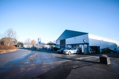 Tnsberg, Norveç - 23 Ocak 2021: inci beyazı elektrikli otomobil Peugeot e-208 GT yeni bir kompakt elektrikli otomobil. Şarj istasyonunda yeni bir araba
