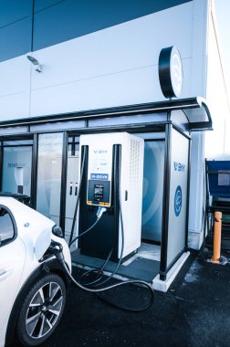 Tnsberg, Norveç - 23 Ocak 2021: inci beyazı elektrikli otomobil Peugeot e-208 GT yeni bir kompakt elektrikli otomobil. Şarj istasyonunda yeni bir araba