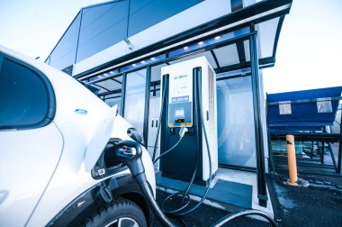 Tnsberg, Norveç - 23 Ocak 2021: inci beyazı elektrikli otomobil Peugeot e-208 GT yeni bir kompakt elektrikli otomobil. Şarj istasyonunda yeni bir araba