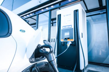 Tnsberg, Norveç - 23 Ocak 2021: inci beyazı elektrikli otomobil Peugeot e-208 GT yeni bir kompakt elektrikli otomobil. Şarj istasyonunda yeni bir araba