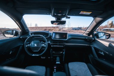 Tnsberg, Norveç - 23 Ocak 2021: inci beyazı elektrikli otomobil Peugeot e-208 GT yeni bir kompakt elektrikli otomobil. Şarj istasyonunda yeni bir araba