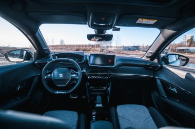 Tnsberg, Norveç - 23 Ocak 2021: inci beyazı elektrikli otomobil Peugeot e-208 GT yeni bir kompakt elektrikli otomobil. Şarj istasyonunda yeni bir araba