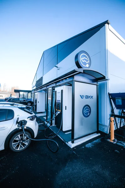 Tnsberg ノルウェー 2021年1月23日 パールホワイト全電動自動車プジョーE 208 Gtは 新しいコンパクトな電気自動車です 充電ステーションの新車 — ストック写真
