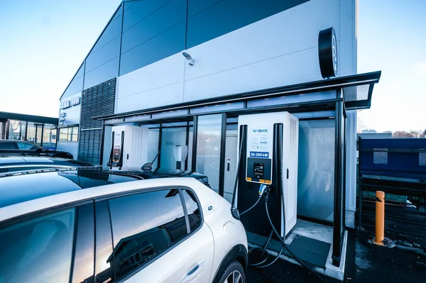 Tnsberg ノルウェー 2021年1月23日 パールホワイト全電動自動車プジョーE 208 Gtは 新しいコンパクトな電気自動車です 充電ステーションの新車 — ストック写真