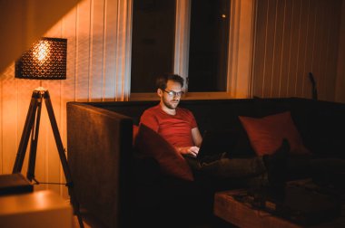 Çekici inek adamın portresi gece geç saatlere kadar merkez ofisteki bilgisayarda çalışıyor.