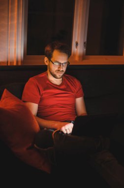 Çekici inek adamın portresi gece geç saatlere kadar merkez ofisteki bilgisayarda çalışıyor.