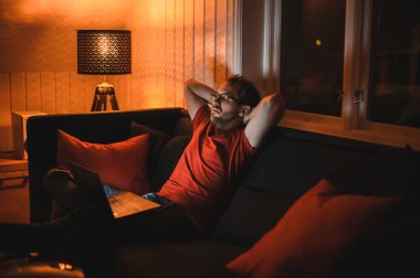 Çekici inek adamın portresi gece geç saatlere kadar merkez ofisteki bilgisayarda çalışıyor.