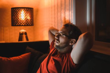 Çekici inek adamın portresi gece geç saatlere kadar merkez ofisteki bilgisayarda çalışıyor.