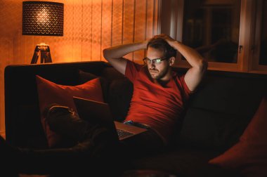 Çekici inek adamın portresi gece geç saatlere kadar merkez ofisteki bilgisayarda çalışıyor.