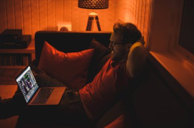 Çekici inek adamın portresi gece geç saatlere kadar merkez ofisteki bilgisayarda çalışıyor.