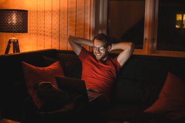 Çekici inek adamın portresi gece geç saatlere kadar merkez ofisteki bilgisayarda çalışıyor.