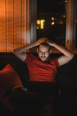 Çekici inek adamın portresi gece geç saatlere kadar merkez ofisteki bilgisayarda çalışıyor.