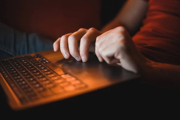 Retrato Atractivo Hombre Nerd Está Trabajando Hasta Tarde Noche Computadora —  Fotos de Stock